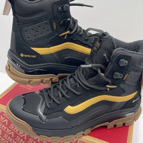 Vans WMNS Ultrarange Exo Hi Gore Black/Gold
VN0A5JHXZX1
Boots All Weather Sneakr - Picture 10 of 16